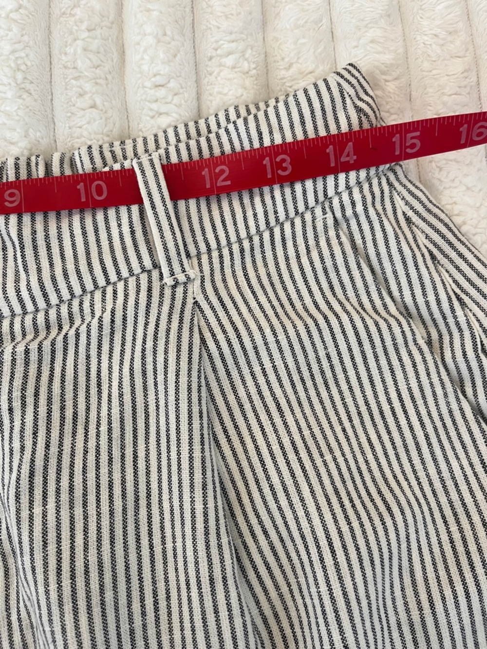 Old Navy Black & White Striped Women’s Shorts - Picture 5 of 6
